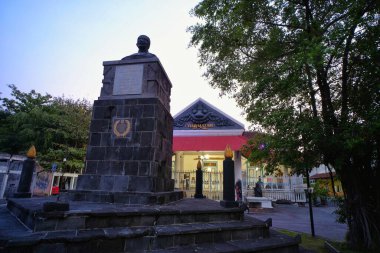 Surakarta, Endonezya, 15 Ekim 2022. Eski bir Hollanda sömürge mirası binasını barındıran Radya Pustaka Müzesi, akşam saatlerinde fotoğraflanmıştır..