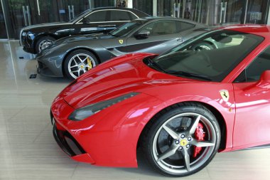 Jakarta, Endonezya, 17 Kasım 2017. Bir galeride lüks arabalar sergileniyor..