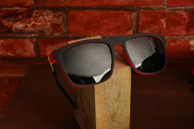 Gündelik güneş gözlüğü, daha şık bir görünüş ve sağlık için. Siyah gözlük, gözlerden gelen aşırı ışık yoğunluğunu korumak için kullanılır.