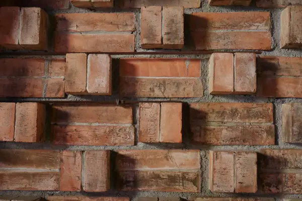 Geometrik ve kabartmalı kompozisyonlarla tuğla duvar düzenleme arkaplanı