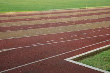 Çalışan atletizm için çarpıcı çizgileri ve renkleri olan parça tasarımı.