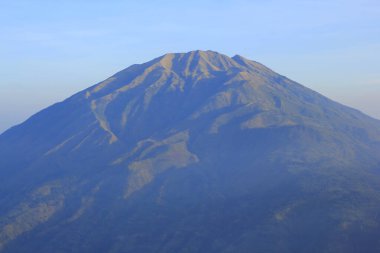 Güzel Merbabu Dağı parlak sabah güneşi, Boyolali, Orta Java, Endonezya 'da mavimsi bir hal alır..