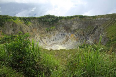 Mahawu Dağı 'nın tepesindeki krater ya da kaldera duvarı, Tomohon, Kuzey Sulawesi.