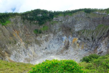 Mahawu Dağı 'nın tepesindeki krater ya da kaldera duvarı, Tomohon, Kuzey Sulawesi.