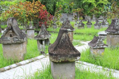 Kuzey Sulawesi, Endonezya, 20 Haziran 2015. Sawangan 'daki antik waruga mezarlığı kompleksi. M.S. 9. yüzyıldan beri Minahasa kabilesi tarafından yapılmış bir lahit şeklinde mezar taşı.