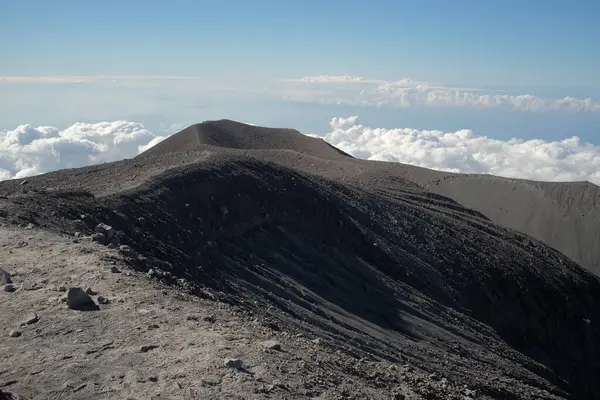Mahameru tepesi Semeru Dağı 'nın tepesinde, arazi sadece kum ve bulutlu..