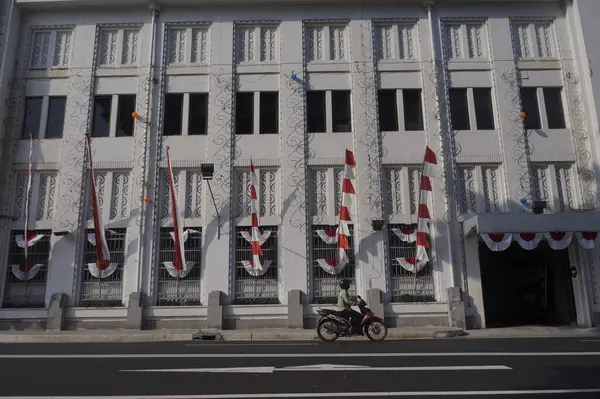 Motosiklet, Yogyakarta, Endonezya, 12 Ağustos 2108 'deki Avrupa tarzı tarihi binalardan geçiyor. Yogyakarta hala tarih değerlerini koruyan bir kültür şehri olarak bilinir..