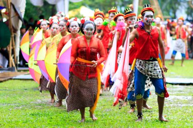 Central Java, Endonezya, 28 Kasım 2014. Reog Nirboyo Tri Mukti Gunungkidul Yogyakarta Solo 'da düzenlenen 2014 Endonezya Şemsiye Festivali' nin açılışında sahne alacak.