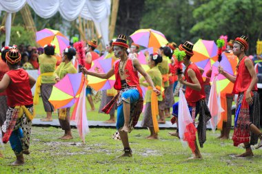 Central Java, Endonezya, 28 Kasım 2014. Reog Nirboyo Tri Mukti Gunungkidul Yogyakarta Solo 'da düzenlenen 2014 Endonezya Şemsiye Festivali' nin açılışında sahne alacak..