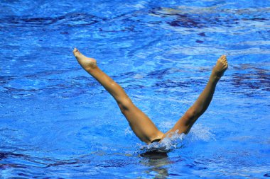 Vücudunun ve kafasının yarısı suya gömüldüğünde bir yüzücünün ayakları suyun yüzeyindedir.