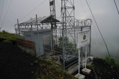 Tasikmalaya, Endonezya, 3 Nisan 2025. Galunggung Dağı 'nın zirvesine kurulmuş bir volkanik aktivite algılama veya izleme aracı.