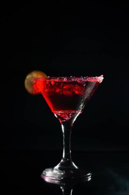 Kokteyl, kırmızı alkollü içecek, siyah arka planda izole edilmiş.