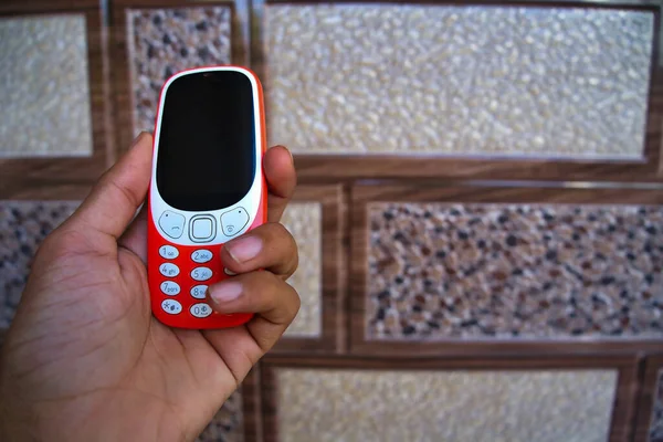 Hand Hålla Knappsats Mobiltelefon Isolerad Textur Bakgrund Minimobiltelefon Knappar Och — Stockfoto