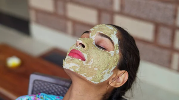 Mulher Bonita Usando Máscara Facial Caseira Rosto Relaxante Casa Mulheres — Fotografia de Stock