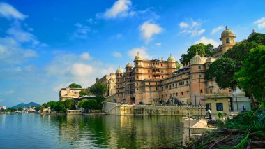 Gölden Şehir Sarayı manzarası. Udaipur Şehir Sarayı ve Pichola Gölü. Udaipur, Rajasthan, Hindistan. Göller Şehri olarak bilinen Udaipur. Tarihçesi, kültürü ve manzaralı yerleri.