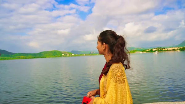Смолящая Молодая Индийская Девушка Озеро Дворец Пичола Удайпуре Раджастхан Индия — стоковое фото