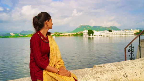 Смолящая Молодая Индийская Девушка Озеро Дворец Пичола Удайпуре Раджастхан Индия — стоковое фото