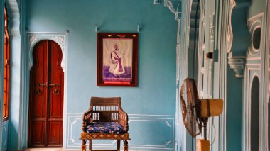 Udaipur 'un şehir sarayındaki güzel açık mavi renkli odalar. Rajasthan, Hindistan. Şehir Sarayı 'nın renkli iç manzarası. Saray lambasının içinde, yelpaze ve çerçeveler