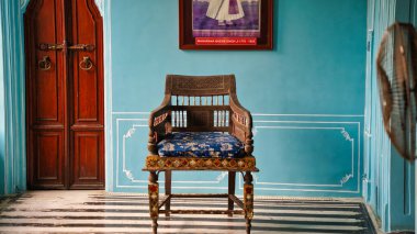 Udaipur 'un şehir sarayındaki güzel açık mavi renkli odalar. Rajasthan, Hindistan. Şehir Sarayı 'nın renkli iç manzarası. Saray lambasının içinde, yelpaze ve çerçeveler