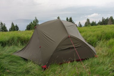 Sabah yağmur fırtınasından sonra Mravenecnik Tepesi 'nde yeşil hafif, iki kişilik üç sezonluk serbest çadır. Jesenik Dağları, Çek Cumhuriyeti