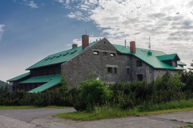 Jesenik dağlarındaki dağ oteli. Çek Cumhuriyeti 'nde kayak ve turizm merkezleri