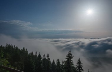 Serak 'tan Jeseniky dağlarına bak sisli bir yaz sabahı ve dağ zirvesinin etrafındaki bulutlardan oluşan bir deniz.