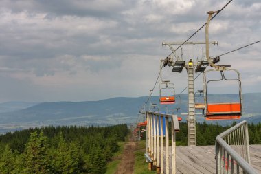 Jesenik Dağları 'nda boş bir teleferik.
