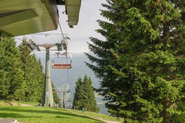 Jesenik Dağları 'nda boş bir teleferik.