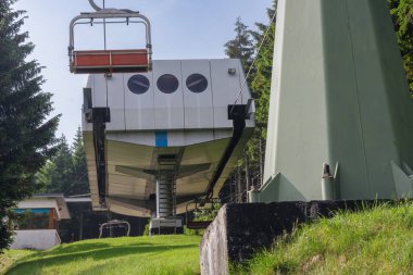 Jesenik Dağları 'nda boş bir teleferik.