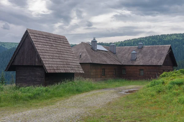 Yazın Bulutlu Bir Günde Jeseniky Dağlarında Eski Bir Kulübesi — Stok fotoğraf
