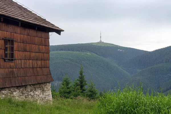 Alte Hölzerne Jagdhütte Jeseniky Gebirge Einem Bewölkten Sommertag Hintergrund Fernsehsender — Stockfoto