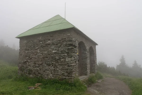 Cobertizo Piedra Refugio Para Los Turistas Caso Mal Tiempo Día —  Fotos de Stock