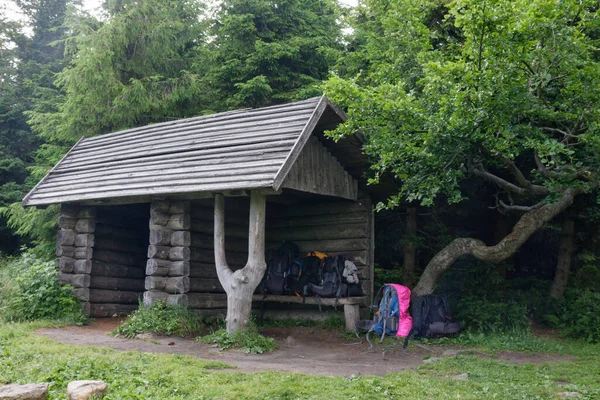 木製の小屋 悪天候の場合の観光客のための避難所 夏の霧の日に Jesenik山 — ストック写真