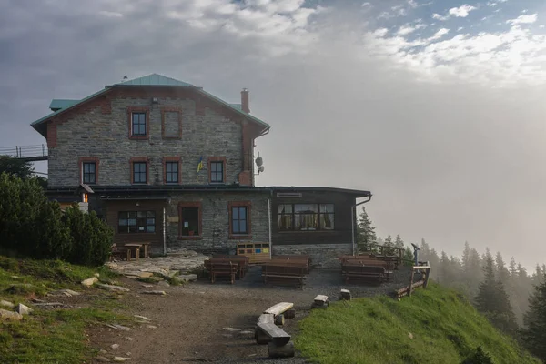 Alte Steinerne Berghütte Jeseniky Gebirge Einem Nebligen Sommermorgen — Stockfoto
