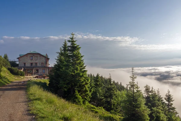 Alte Steinberghütte Jeseniky Gebirge Einem Nebligen Sommermorgen Und Einem Wolkenmeer — Stockfoto