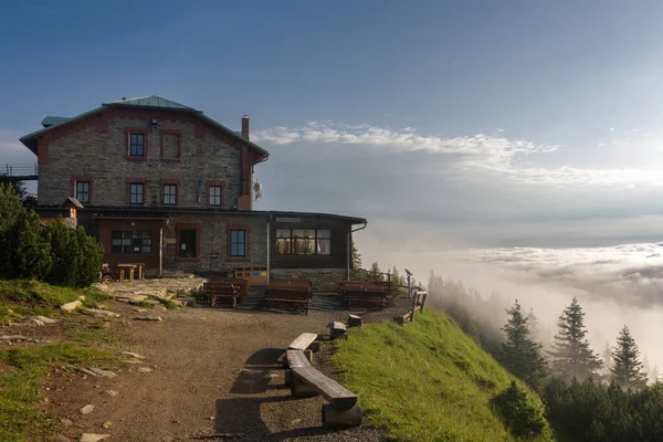 Jeseniky Dağlarındaki Eski Taş Dağ Kulübesi Sisli Bir Yaz Sabahı — Stok fotoğraf
