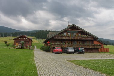 Jesenik dağlarındaki dağ köyü. Asansörün alt katı. Çek Cumhuriyeti 'nde kayak merkezi.