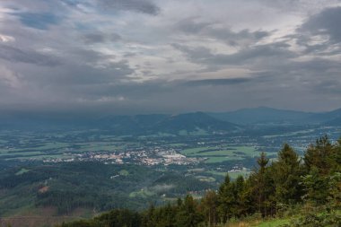Frenstat kapsülü Radhostem, Velky Javornik, Beskid Dağları manzaralı