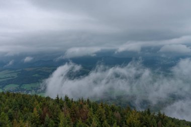 Yaz bulutlu akşamlarda Velky Javornik 'ten Beskid Dağları' na gözcü kulesinden manzara. Sis vadiden zirveye yükseliyor.