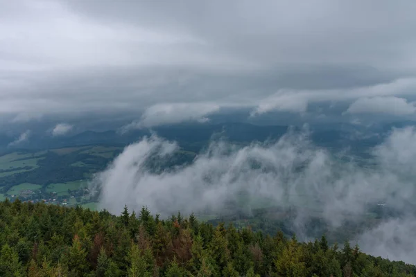 Pohled Rozhledny Velky Javornik Beskydy Letním Oblačném Večeru Mlha Stoupá — Stock fotografie