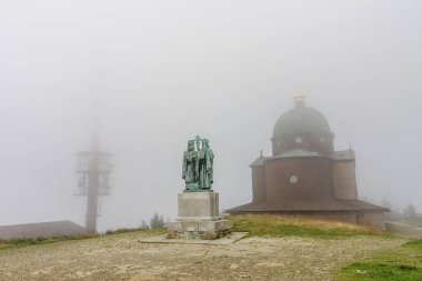 Tahta şapel heykeli ve radyo ve televizyon vericisi Çek Cumhuriyeti 'nin Beskid Dağları' ndaki sisli yaz gününde