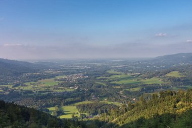 Beskid Dağları 'ndaki vadideki Celadna dağ köyü.