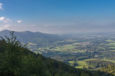 Beskid Dağları 'ndaki vadideki Celadna dağ köyü.
