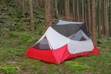 Hafif, serbest, üç sezonluk iki kişilik çadır, yağmursuz iç çadır, akşam vakti Beskid Dağları 'ndaki Ladin ormanında.