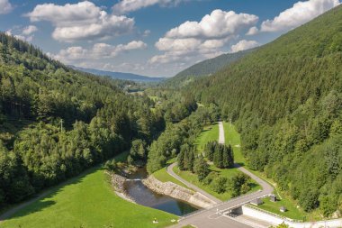 Sance barajının altındaki Ostravice Nehri, Beskid dağlarındaki su deposu ve baraj. Çek Cumhuriyeti.