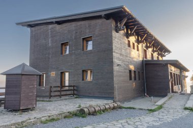 Lysa Hora 'daki Chalet, Beskid dağlarının en yüksek tepesi, Çek Cumhuriyeti, gün batımı.