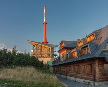 Lysa Hora 'daki televizyon vericisi ve dağ evi, Beskid dağları, Çek Cumhuriyeti yaz günbatımında.