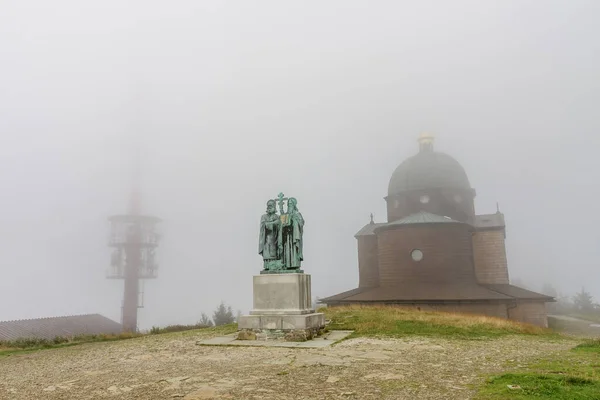 チェコ共和国のベスキディ山で夏の霧の日に木製のチャペルの像と ラジオやテレビの送信機 — ストック写真