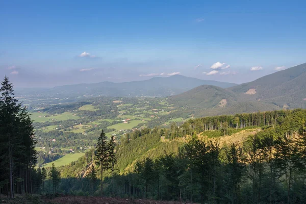 Horská Vesnice Pozadí Obzoru Lysá Hora Popředí Lesní Lanovka Pro — Stock fotografie