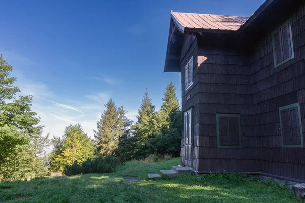 Παλιά Κυνήγι Ξύλινο Εξοχικό Σπίτι Στο Beskid Βουνά Μια Καλοκαιρινή — Φωτογραφία Αρχείου